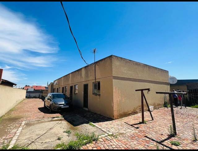 12 BEDROOM HOUSE FOR SALE IN LEACHVILLE EXT 3